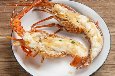 Bir tabakta taze pişmiş ıstakoz.