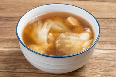 Köpekbalığı yüzgeci ve istiridye çorbası açısı