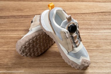 Çocuklar için bir çift gri ve kahverengi spor ayakkabı.