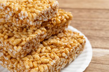 Bir tabakta pirinç kalıpları şişirilmiş açı görünümü