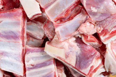 Dilimlenmiş lamba pirzolası.