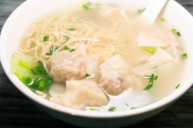 yatay kompozisyonda geleneksel Çin wontonları açılı görünümü