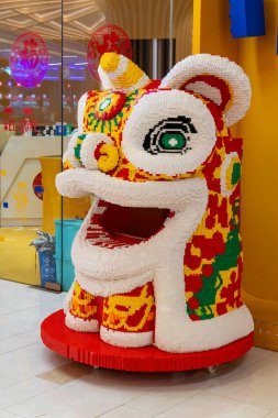 QingYuan GuangDong Çin - 14 Şubat 2024: Bir alışveriş merkezinde aslan dansı.