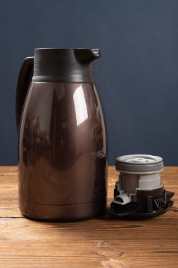 Dikey bileşimle açılmış paslanmaz çelik bir termos şişesi.