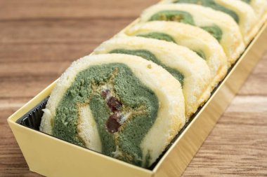 Yatay kompozisyonda yeşil çay ve mung fasulyesinden yapılmış tatlı ekmekler.