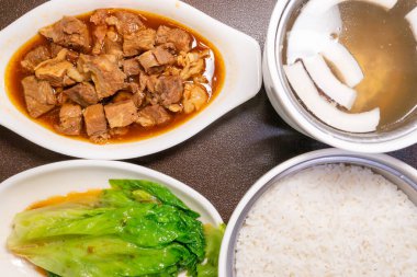 Beş baharatlı biftek pirinçli ve hindistan cevizli tavuk çorbası ve yatay kompozisyonda mantar.