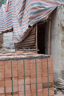 tuğlalar ve inşaat alanı dikey bileşiminde