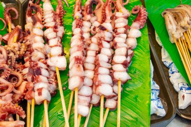 Yatay bileşimde ham mürekkep balığı şişleri