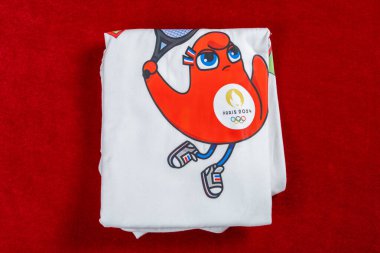 ZHONGSHAN Çin - 27 Şubat 2024 Paris Olimpiyat Oyunları 2024 maskotuyla basılmış beyaz elbise yatay kompozisyonda badminton oynayan Phryges 'ler.