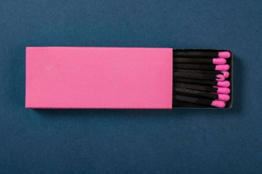 Üst görünüm pembe kibrit kutusu mavi arka planda
