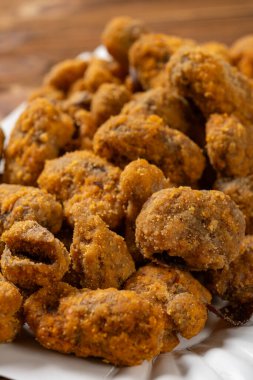 Açılı görünüm Dik konumda kızarmış geniş fasulye aperatifleri