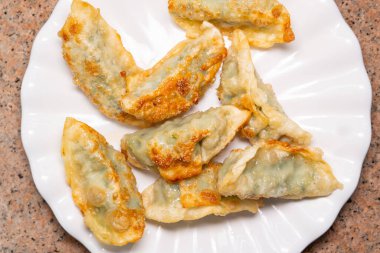 Kızarmış hamur köftelerinin en üstü.