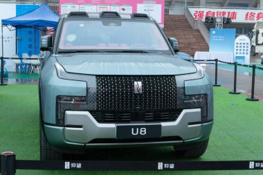 ZHONGSHAN GUANGDONG Çin - 10 Mart 2024: BYD Yangwang U8, yüksek performanslı hibrit bir SUV.