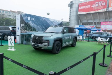 ZHONGSHAN GUANGDONG Çin - 10 Mart 2024: BYD Yangwang U8, yüksek performanslı hibrit bir SUV.