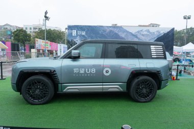 ZHONGSHAN GUANGDONG Çin - 10 Mart 2024: BYD Yangwang U8, yüksek performanslı hibrit bir SUV.