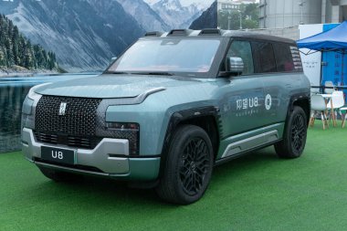 ZHONGSHAN GUANGDONG Çin - 10 Mart 2024: BYD Yangwang U8, yüksek performanslı hibrit bir SUV.