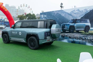 ZHONGSHAN GUANGDONG Çin - 10 Mart 2024: BYD Yangwang U8, yüksek performanslı hibrit bir SUV.