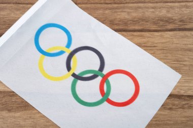 ZHONGSHAN Çin-28 Mart 2024: Yatay kompozisyonda Olimpiyat Oyunları bayrağı.