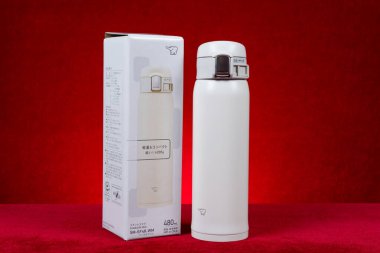 ZHONGSHAN Çin - 27 Şubat 2024: kırmızı üzerine yatay kompozisyonda beyaz bir Zojirushi vakum düzeneği.