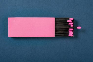 Üst görünüm pembe kibrit kutusu mavi arka planda