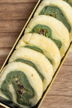 Yeşil çay ve mung fasulyesinden yapılmış, dikey kompozisyonda tatlı börekler