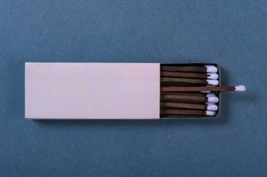 Üst görünüm eflatun kibrit kutusu yatay kompozisyonda mavi arkaplan