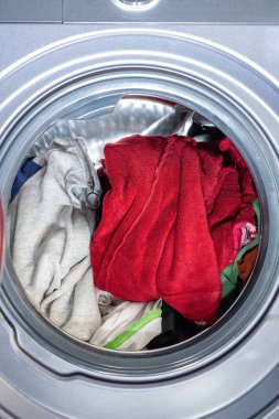 Giysilerle dolu önden yükleme makinesi ve dikey kompozisyonda başlamak üzere