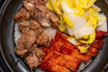 Üst Manzara Orleans usulü Tavuk Pirzolası ve Siyah Fasulye Yedek Pirinç Çamuru yatay kompozisyonda