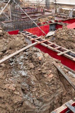 Dikey kompozisyonda yeni bir evin temel çalışmaları