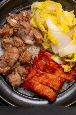 Dikey kompozisyonda Orleans usulü Tavuk Pirzolası ve Siyah Fasulye Yedek Kaburga Pirinci