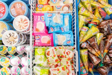 ZHONGSHAN GUANGDONG Çin - 11 Mayıs 2024: farklı dondurmalar ve buzlu dondurmalar buzdolabında.