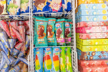 ZHONGSHAN GUANGDONG Çin - 11 Mayıs 2024: farklı dondurmalar ve buzlu dondurmalar buzdolabında.