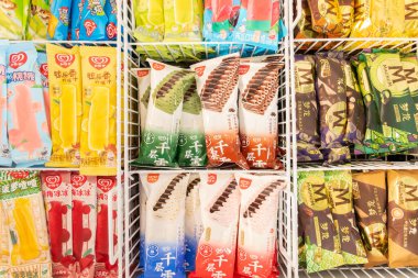 ZHONGSHAN GUANGDONG Çin - 11 Mayıs 2024: farklı dondurmalar ve buzlu dondurmalar buzdolabında.