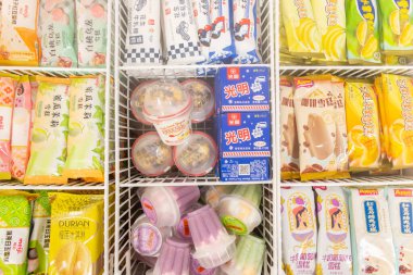 ZHONGSHAN GUANGDONG Çin - 11 Mayıs 2024: farklı dondurmalar ve buzlu dondurmalar buzdolabında.