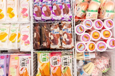 ZHONGSHAN GUANGDONG Çin - 11 Mayıs 2024: farklı dondurmalar ve buzlu dondurmalar buzdolabında.