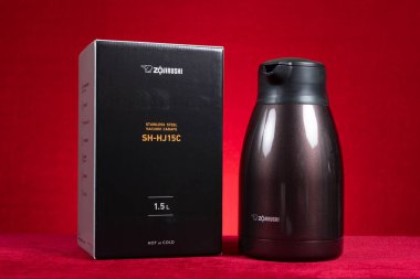 ZHONGSHAN Çin - 28 Şubat 2024: Zojirushi paslanmaz çelik termos kırmızı üzerine yatay kompozisyon.