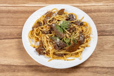 Yatay kompozisyonda klasik bolonez soslu açılı spagetti.
