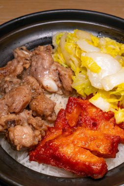 Orleans usulü Tavuk Pirzolası ve Siyah Fasulye Yedek Pirinç Kaburgası dikey kompozisyonda