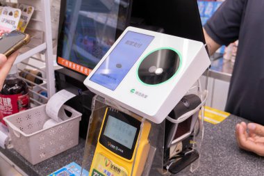 GuangZhou GuangDong Çin - 18 Ocak 2024: 7-Eleven 'da WeChat Palm Pay cihazı.