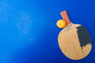 Eski pingpong raketleri ve mavi pingpong tablo bereli topla