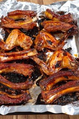 Açılı görünüm taze pişmiş tavuk kanadı ve domuz kaburgaları dikey kompozisyonda