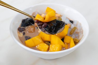 Açı görüşlü, çim jölesi, mango, şeftali sakızı, tapyoka, kırmızı fasulye ve jöle karışımı milkea aromalı şurup. yatay bileşiminde