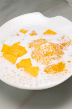 Açılı görünüm mango pomelo sago ile dikey kompozisyonda dondurma
