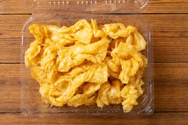 Üst görünüm tatlı yumurta kutusu yatay kompozisyonda kırılır