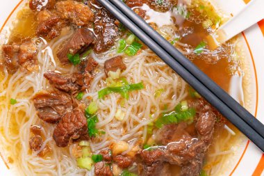 Üst görüşlü pirinç eriştesi, yatay kompozisyonda haşlanmış sığır eti.