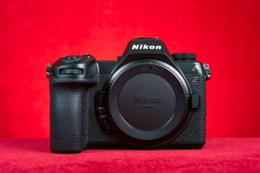 ZHONGSHAN GUANGDONG Çin - 6 Temmuz 2024: Nikon marka yeni bir Z6III kameranın önü.