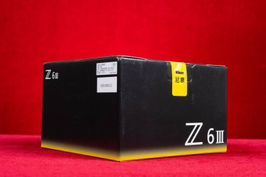 ZHONGSHAN GUANGDONG Çin - 6 Temmuz 2024: Nikon marka yeni bir kamera kutusu Z6III.