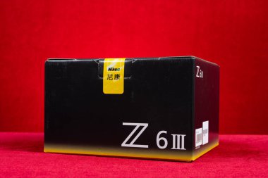 ZHONGSHAN GUANGDONG Çin - 6 Temmuz 2024: Nikon marka yeni bir kamera kutusu Z6III.