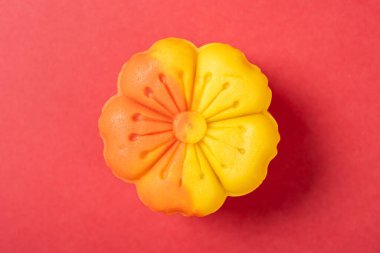 En üstteki çiçek şeklindeki turuncu ay pastası kırmızıda