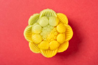 En üstteki çiçek biçimli kırmızı ay pastası